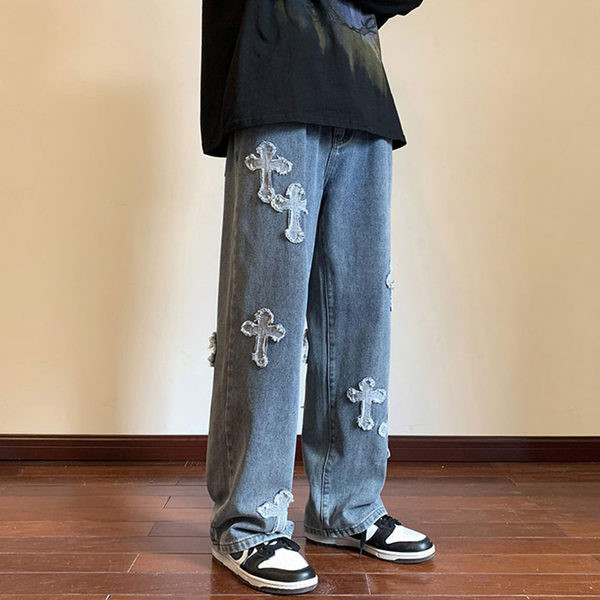 Modern férfi farmernadrág hímzett résszel és zsebbel