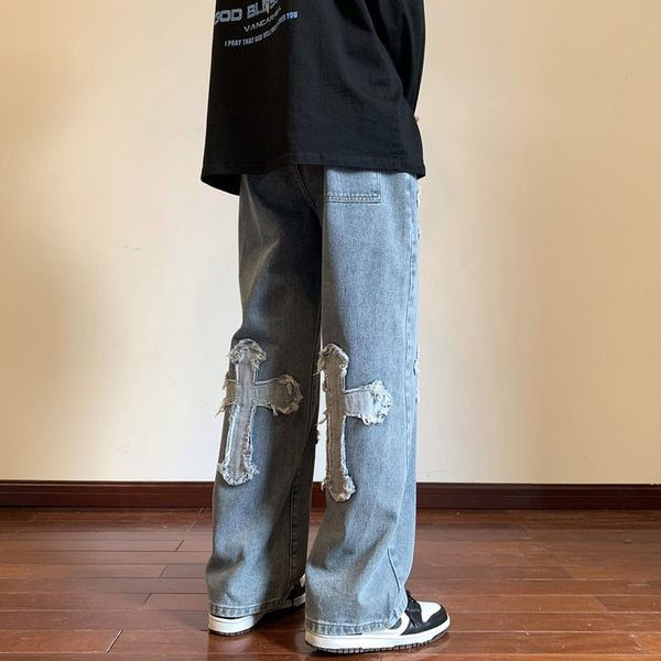 Modern férfi farmernadrág hímzett résszel és zsebbel