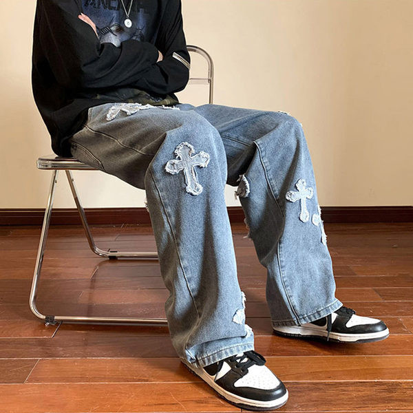 Modern férfi farmernadrág hímzett résszel és zsebbel