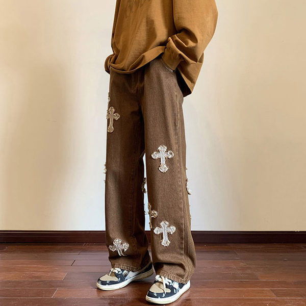 Modern férfi farmernadrág hímzett résszel és zsebbel