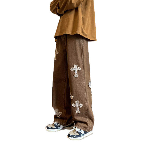 Modern férfi farmernadrág hímzett résszel és zsebbel