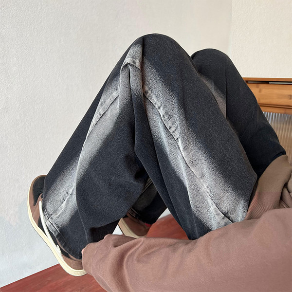 Μοντέρνο ανδρικό φαρδύ τζιν