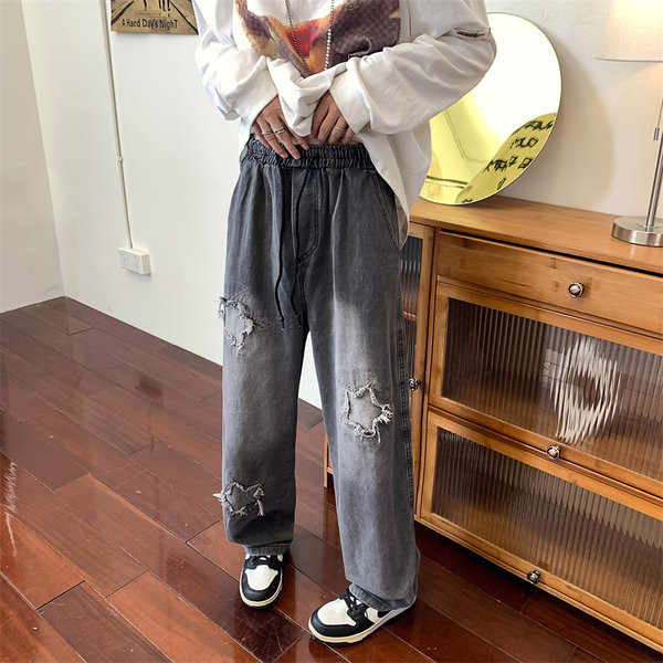 Ανδρικό φαρδύ τζιν με σκισμένα μοτίβα