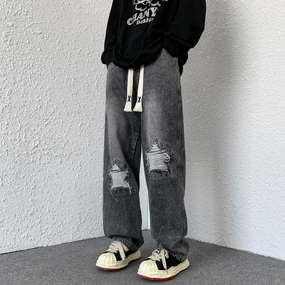 Laia istuvusega meeste teksad, millel on rebenenud motiivid ja paelad