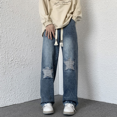 Laia istuvusega meeste teksad, millel on rebenenud motiivid ja paelad