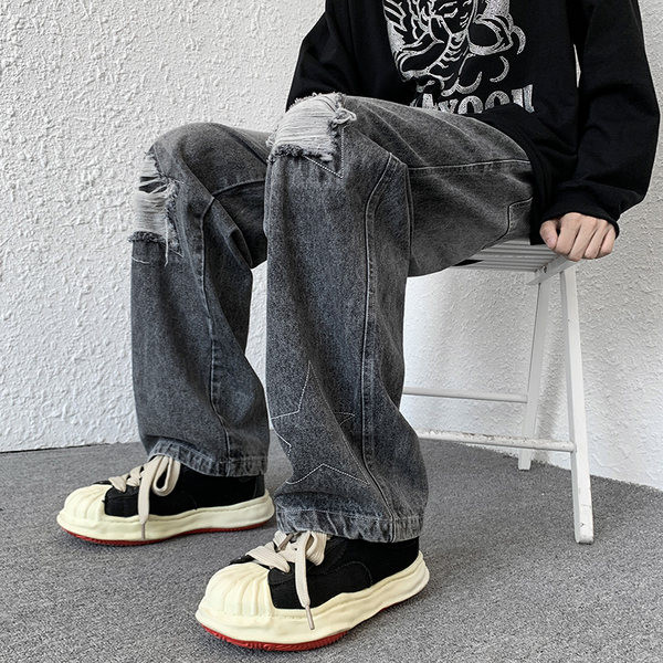 Laia istuvusega meeste teksad, millel on rebenenud motiivid ja paelad