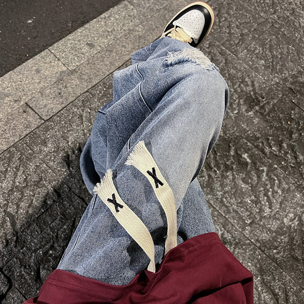 Trijų spalvų vyriški džinsai su kirptais motyvais