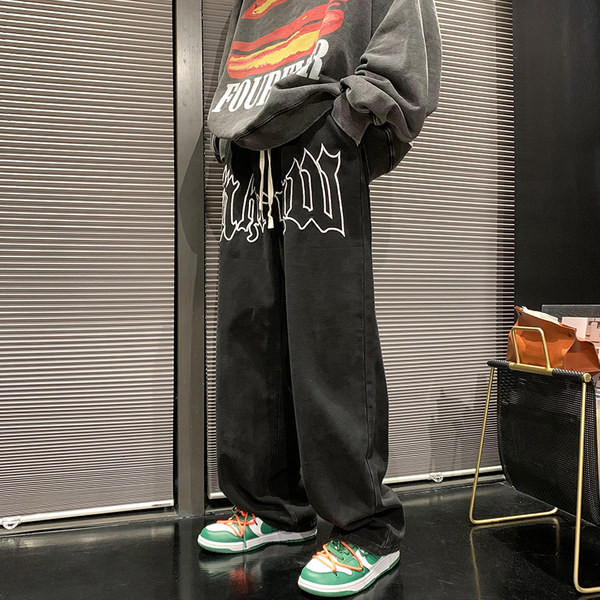 Paelte ja trükiga meeste teksad