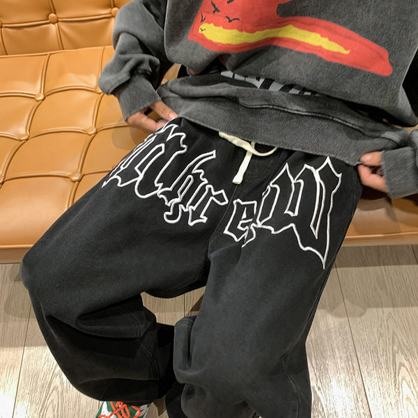 Paelte ja trükiga meeste teksad