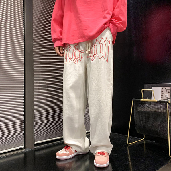 Paelte ja trükiga meeste teksad