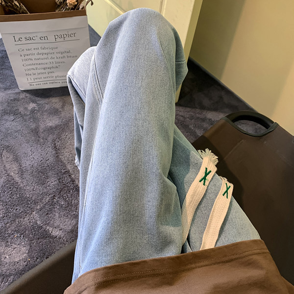 Vyriški džinsai su raišteliais ir plačiomis kojomis