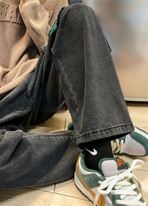 Vyriški džinsai su plėšytu žaliu motyvu