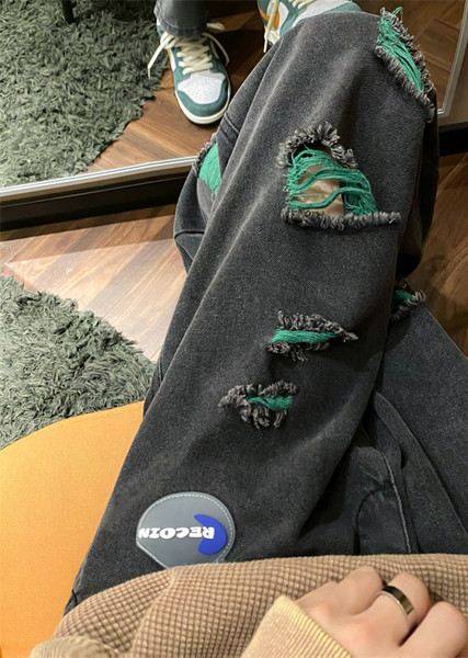 Vyriški džinsai su plėšytu žaliu motyvu