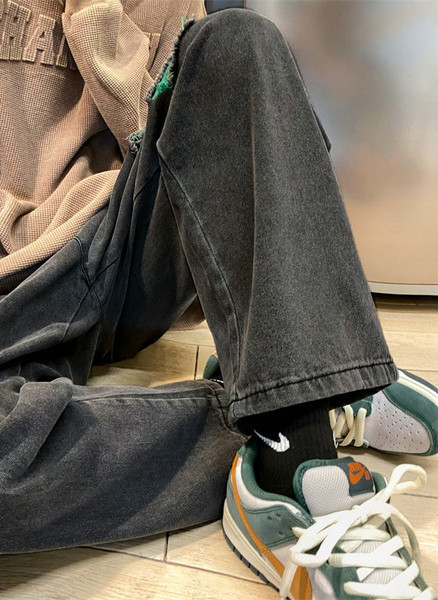 Vyriški džinsai su plėšytu žaliu motyvu