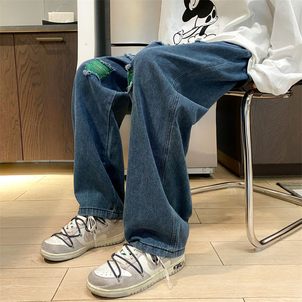 Vyriški džinsai su plėšytu žaliu motyvu