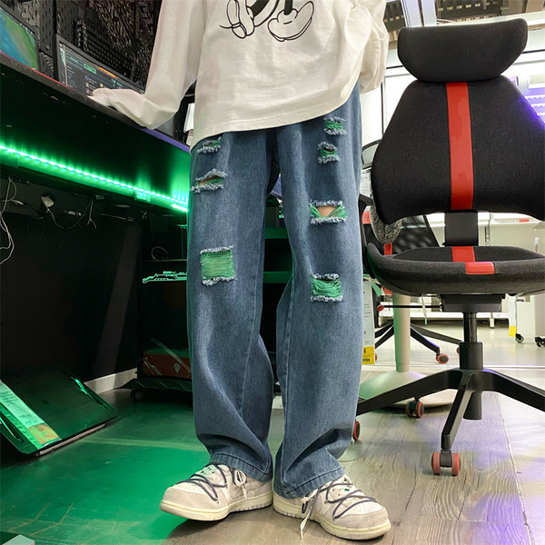 Vyriški džinsai su plėšytu žaliu motyvu