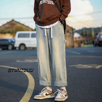 Taskuga erinevat värvi meeste teksad