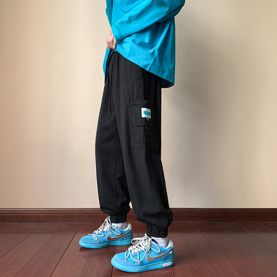 Meeste püksid logoga paelte ja küljetaskuga