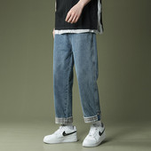 Μοντέρνο φαρδύ μοντέλο τζιν με τσεκ στο πόδι