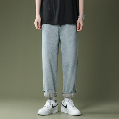 Μοντέρνο φαρδύ μοντέλο τζιν με τσεκ στο πόδι