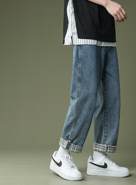 Μοντέρνο φαρδύ μοντέλο τζιν με τσεκ στο πόδι