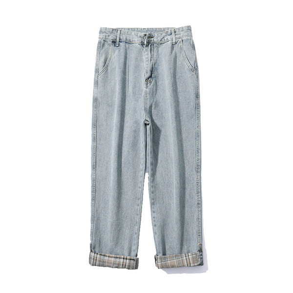 Μοντέρνο φαρδύ μοντέλο τζιν με τσεκ στο πόδι