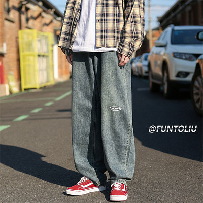 Vyriškų džinsų platus modelis su užrašu