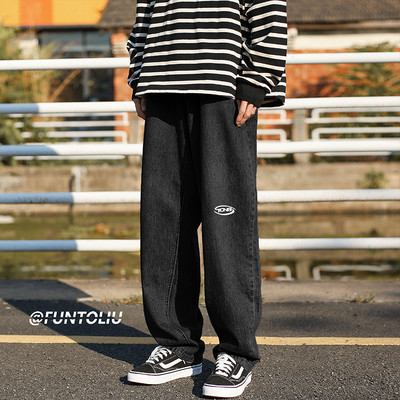 Vyriškų džinsų platus modelis su užrašu