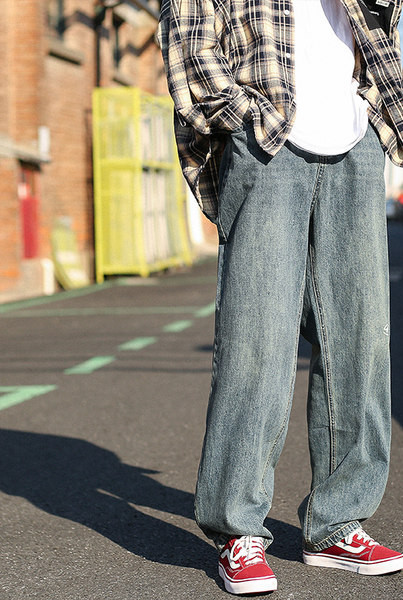 Vyriškų džinsų platus modelis su užrašu