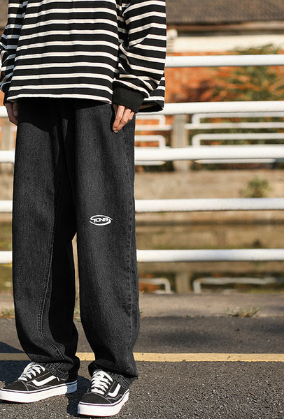 Vyriškų džinsų platus modelis su užrašu