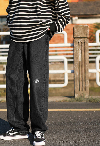 Vyriškų džinsų platus modelis su užrašu