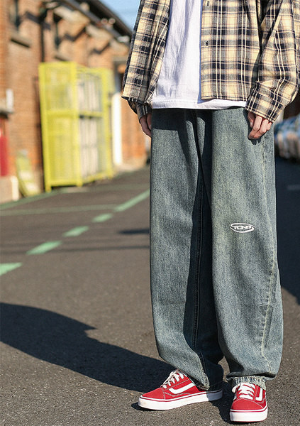 Vyriškų džinsų platus modelis su užrašu