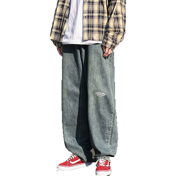 Vyriškų džinsų platus modelis su užrašu