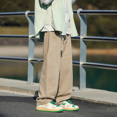 Vyriškų džinsų švarus modelis su raišteliais