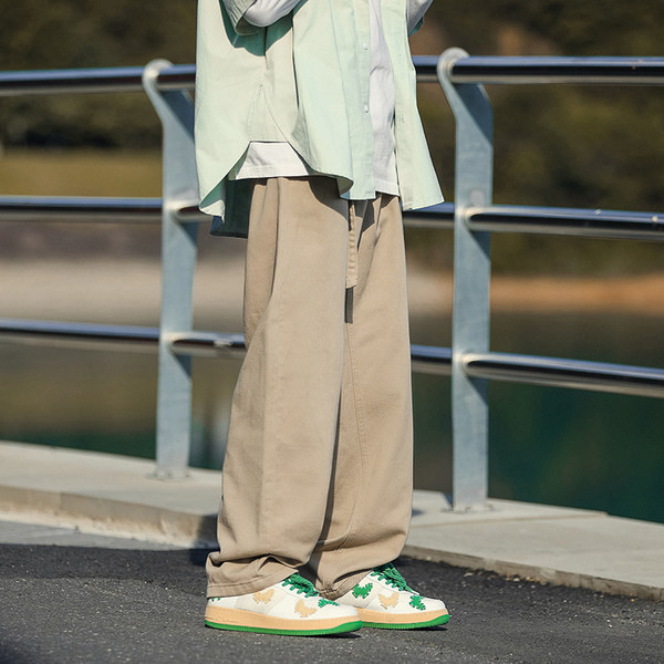 Vyriškų džinsų švarus modelis su raišteliais