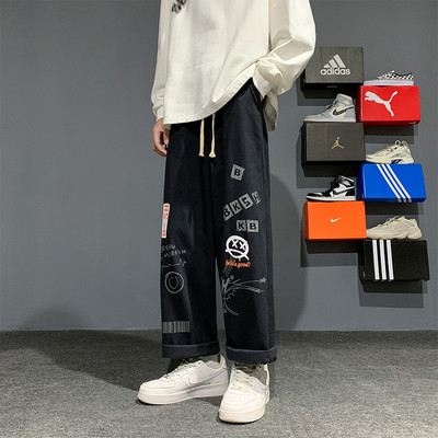 Vyriški džinsai su tampriu ir spalvingu raštu