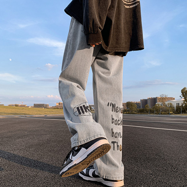 Vyriški džinsai su kišenėmis ir užrašu