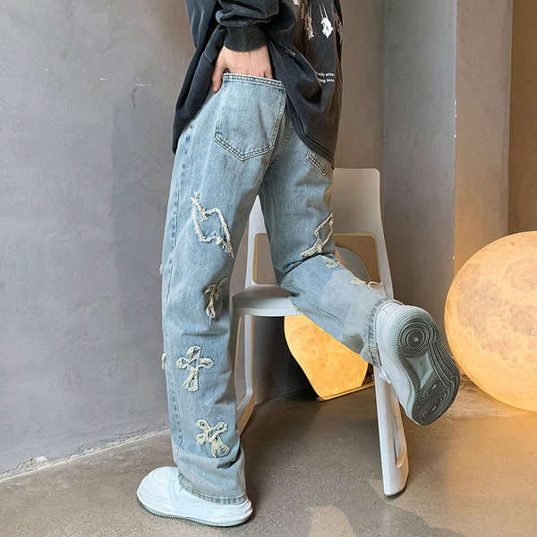 Vyriški laisvalaikio džinsai su mėlynos spalvos siuvinėjimais