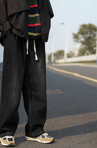 Ανδρικό τζιν με κορδόνια και λογότυπο