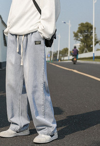 Ανδρικό τζιν με κορδόνια και λογότυπο