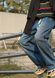 Ανδρικό τζιν με κορδόνια και λογότυπο