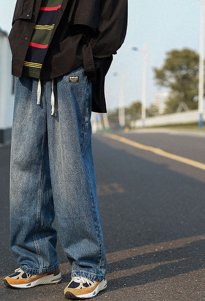 Ανδρικό τζιν με κορδόνια και λογότυπο