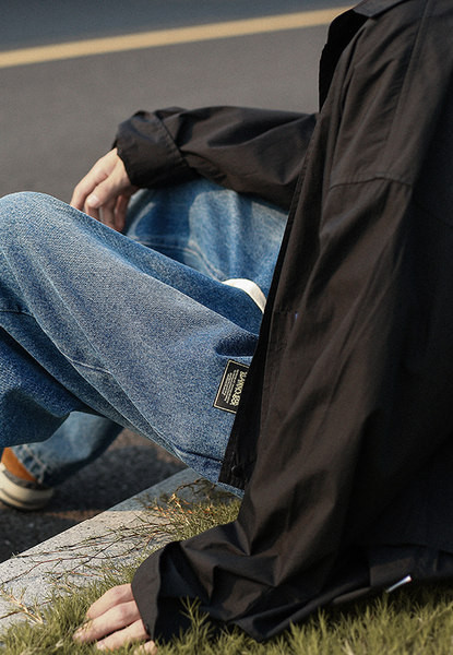 Ανδρικό τζιν με κορδόνια και λογότυπο