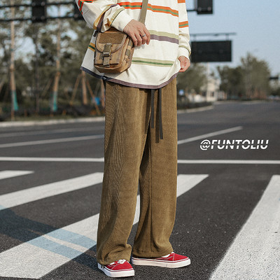 Dviejų spalvų vyriškų džinsų švarus modelis