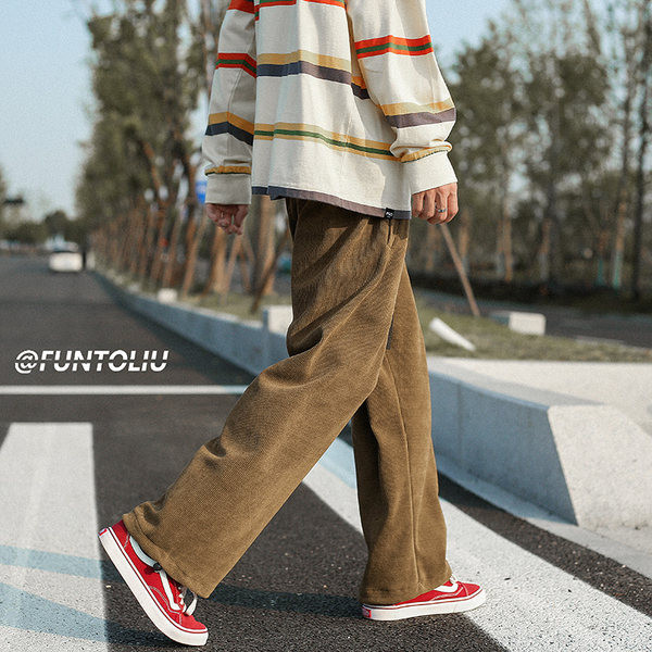 Dviejų spalvų vyriškų džinsų švarus modelis