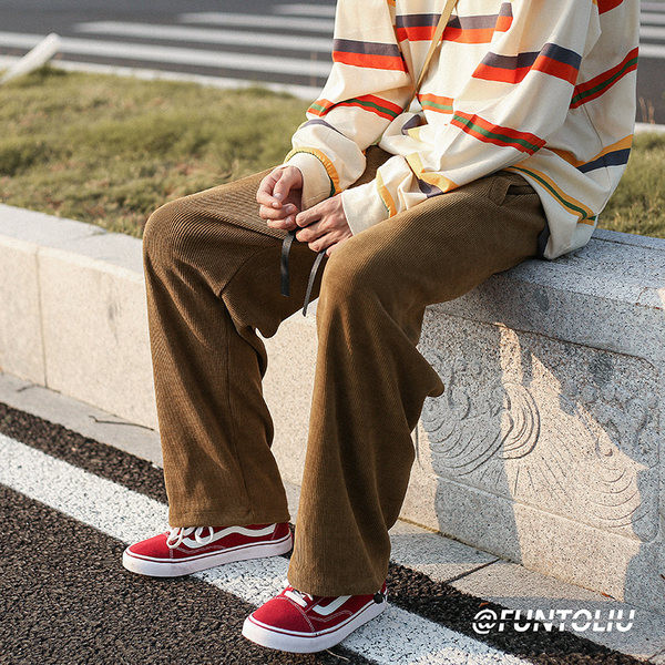 Dviejų spalvų vyriškų džinsų švarus modelis