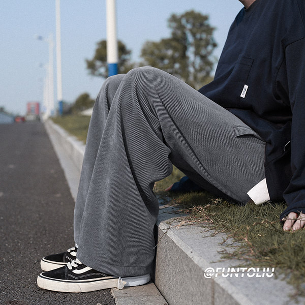 Dviejų spalvų vyriškų džinsų švarus modelis