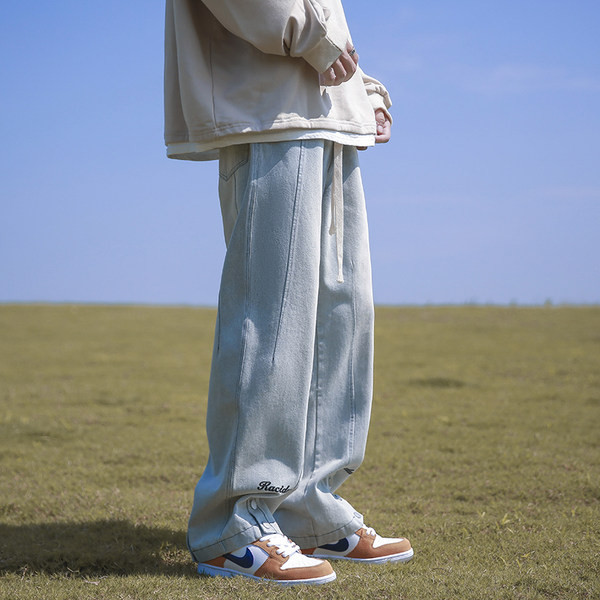 Férfi farmer széles szárral és gombokkal, felirattal