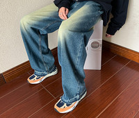 Kahes erinevas värvitoonis puhta disainiga meeste teksad