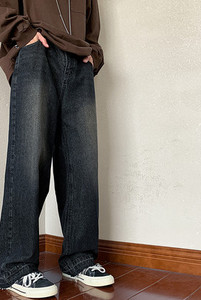 Kahes erinevas värvitoonis puhta disainiga meeste teksad